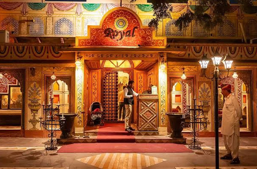 Cena en una haveli con música de Rajastán