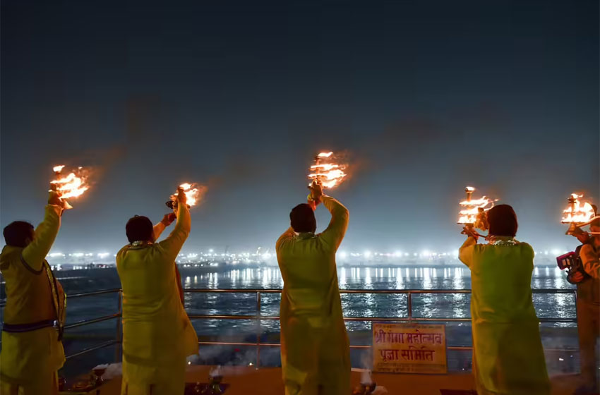 Ceremonia del Ganga Aarti al anochecer