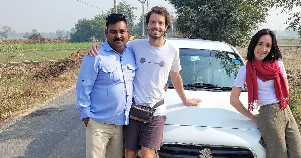 Coche y conductor en la India: ¿es seguro viajar así?