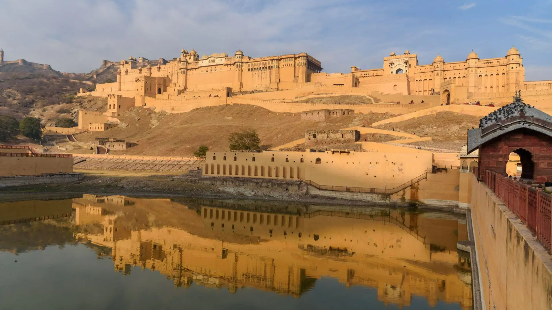 Guía completa para visitar el Fuerte Amber desde Jaipur con horarios, entradas, transporte privado, guía en español y mejores momentos para la visita.